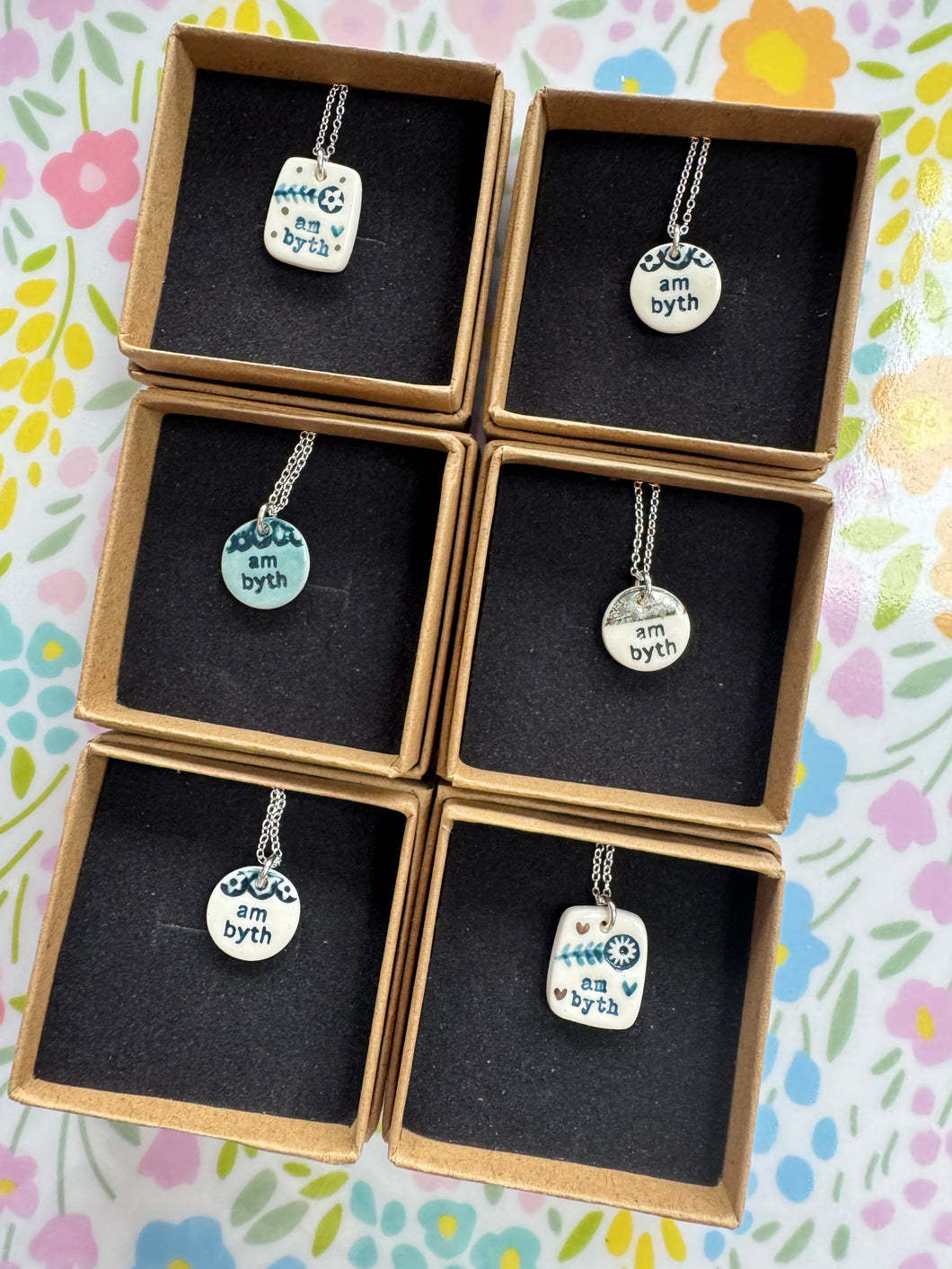 Mwclis unigryw ‘Am Byth’ seramig ac arian gan Tlysau / Unique seramic and silver ‘Am Byth’ necklace by Tlysau