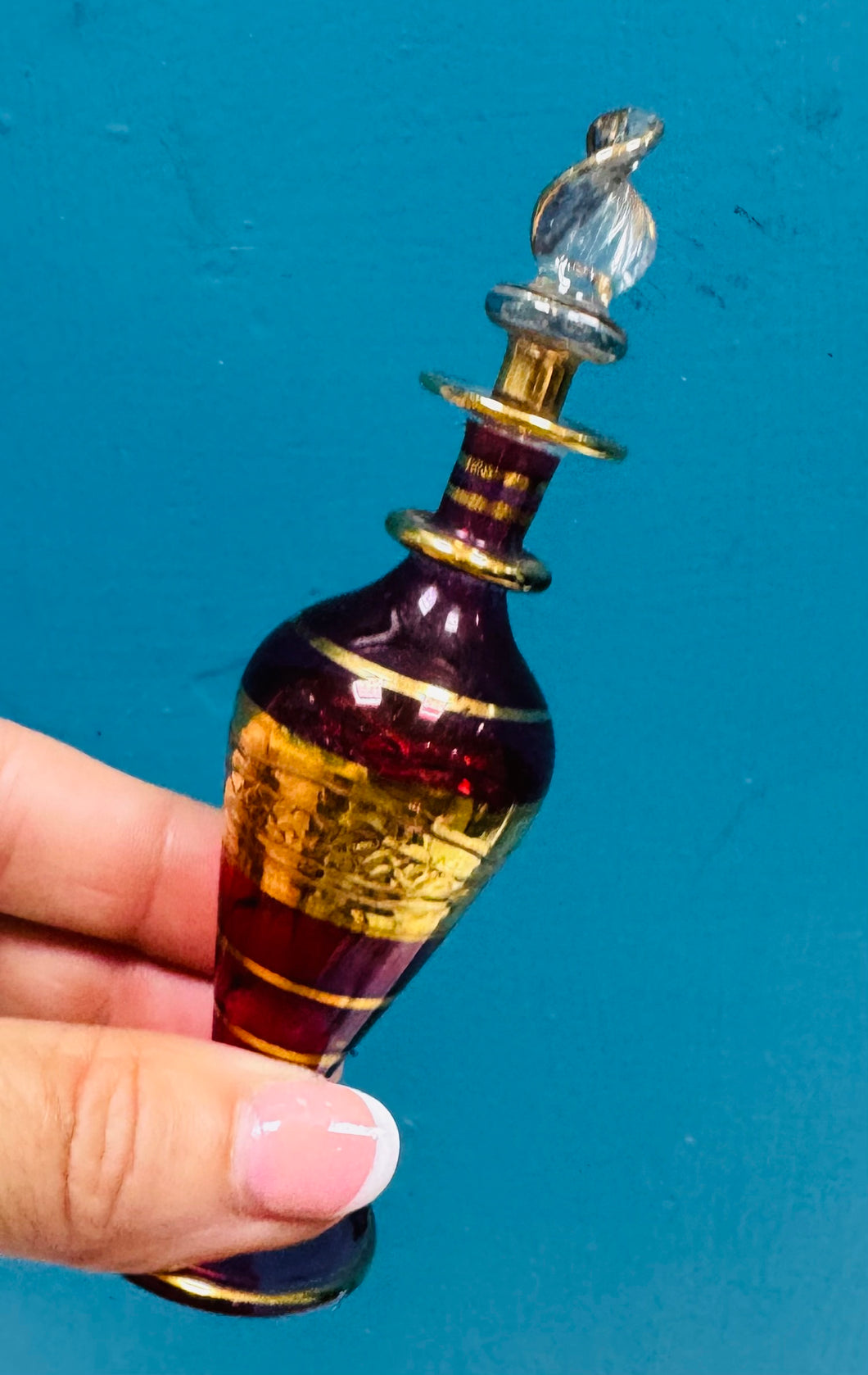 Potel persawr gwydr coch ac aur Vintage o’r Aifft / Vintage red and gold glass Egiptian perfume bottle
