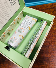 Load image into Gallery viewer, Box gyda hufen llaw a pensiliau William Morris / William Morris hand cream and pencils box
