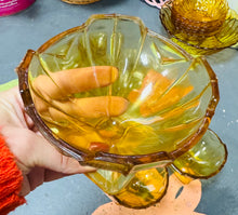 Load image into Gallery viewer, Set o 6 bowlen fach ac un bowlen gweini gwydr amber Art Deco / Art Deco set of 6 amber glass small bowls and a serving bowl
