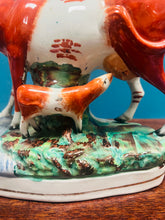 Load image into Gallery viewer, Fâs spill buwch a llo Staffordshire Hynafol cefn flat o’r 1860au / Antique Staffordshire flatback cow and calf spill vase from the 1860s
