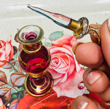 Load image into Gallery viewer, Potel persawr gwydr coch ac aur Vintage o’r Aifft / Vintage red and gold glass Egiptian perfume bottle
