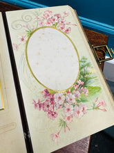 Load image into Gallery viewer, Albwn lluniau blodeuog Fictorianaidd mewn câs lledr a chlasp / Victorian floral photo album in leather case and clasp
