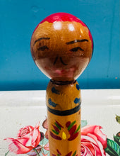 Load image into Gallery viewer, Dol pren Kokeshi celf gwerin Siapaneaidd Vintage wedi ei beintio â llaw / Vintage handpainted Japanese folk art Kokeshi Doll
