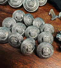 Load image into Gallery viewer, Casgliad o ‘lapels’, botymau a bathodynau Constabulary Heddlu De Cymru / Collection of South Wales Constabulary lapels, buttons and badges
