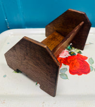 Load image into Gallery viewer, Silff lyfrau derw Arts &amp; Craft bychan / Small oak Arts &amp; Craft book shelf
