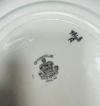 Load image into Gallery viewer, Plat ‘Cottage Ware’ to gwellt Ivory Ware Hancock’s o’r 20au wedi ei beintio â llaw / Ivory Ware Hancock’s thatched Cottage Ware handpainted Plate from the 20s
