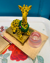 Load image into Gallery viewer, Canhwyllbren Quirky gwydr pinc, llyfr aur a Jiraff / Quirky pink glass, gold book and Giraffe candlestick holder
