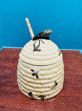 Load image into Gallery viewer, Pot mêl seramig Vintage Burslem Ware a trochwr mêl pren / Vintage Burslem Ware ceramic honey pot and a wooden honey dipper
