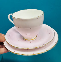 Load image into Gallery viewer, Trio bone china Dakin Vintage pinc golau a polca dot piws / Vintage pale pink and purple polka dot Dakin bone china trio
