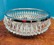 Load image into Gallery viewer, Bowlen treiffl wydr Vintage efo ymyl silver plated / Vintage glass trifle bowl with silver plated rimm
