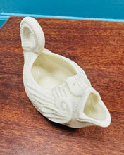 Load image into Gallery viewer, Jwg saws gwyn Vintage seramig siâp pysgodyn / Vintage ceramic white fish shaped sauce jug
