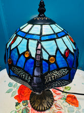 Load image into Gallery viewer, Lamp Tiffany Gwas y Neidr wedi'i gwneud â llaw o wydr lliw glas y nos a glas yr awyr /Handmade Midnight and Sky Blue stained glass Dragonfly Tiffany Lamp
