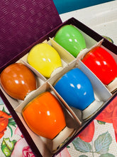 Load image into Gallery viewer, Set o 6 ecob seramig Harlequin Romanaidd yn eu bocs gwreiddiol o ganol y ganrif ddiwethaf / Vintage Mid Century Romanian ceramic Harlequin set of 6 egg cups in original box

