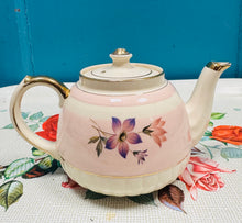 Load image into Gallery viewer, Tebot Sadler bychan pinc a blodeuog / Vintage Sadler small pink and floral Vintage teapot

