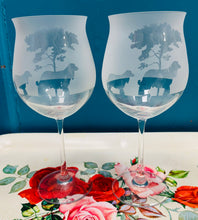 Load image into Gallery viewer, Pâr o wydrau gwin mawr ‘frosted’ gyda dau gi arnynt / Pair of frosted large wine glasses with dog on them

