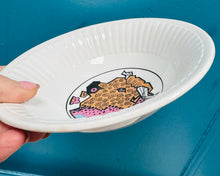 Load image into Gallery viewer, Powleni Retro prin Beefeater dyluniau Tarw o’r 70au / Retro rare Beefeater 1970s bull design bowls
