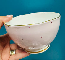 Load image into Gallery viewer, Jwg llefrith a phowlen siwgr bone china Dakin Vintage pinc golau a polca dot piws / Vintage pale pink and purple polka dot Dakin bone china milk jug and sugar bowl
