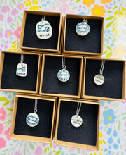 Load image into Gallery viewer, Mwclis unigryw ‘Ffrind’ seramig ac arian gan Tlysau / Unique seramic and silver ‘Ffrind’ necklace by Tlysau
