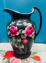 Load image into Gallery viewer, Jwg olchi Hynafol fawr ddu â rhosod pinc / Antique large black washing pitcher with pink roses
