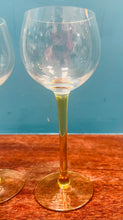 Load image into Gallery viewer, Pâr o wydrau gwin Retro coes Amber o’r 70au / Retro pair of Amber stem wine glasses from the 70s
