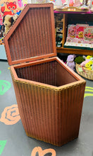 Load image into Gallery viewer, Basged ddillad congl Lloyd Loom Vintage coral o’r 30au gyda’r arwydd gwreiddiol / Vintage coral Lloyd Loom corner laundry basket from the 30s with the original sign
