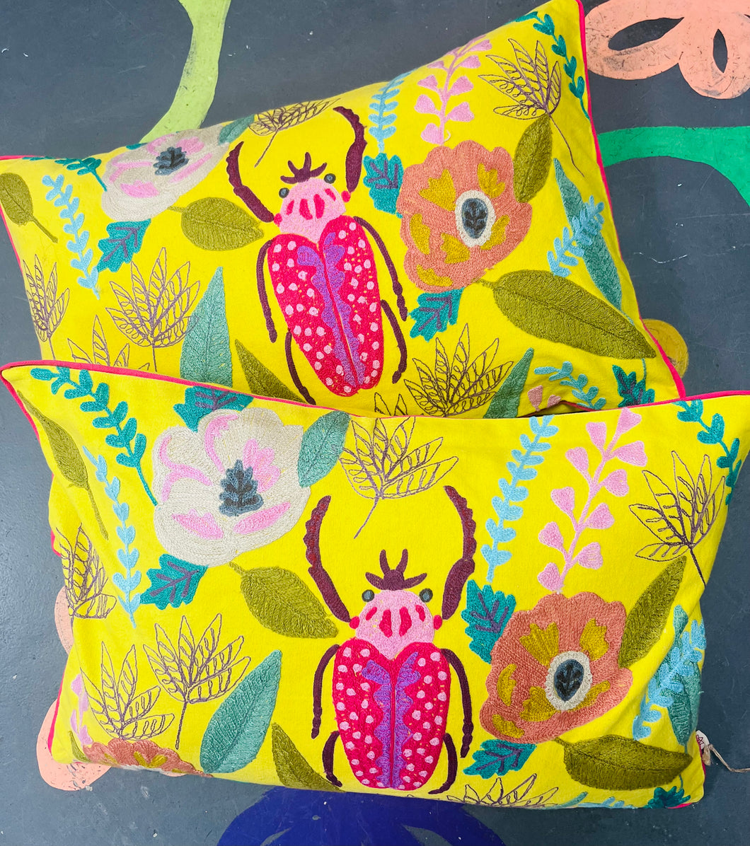 Clustog melyn Chwilen wedi ei frodio / Yellow Beetle Embroidered Cushion