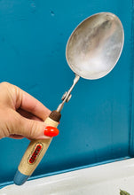 Load image into Gallery viewer, Sgŵp pwyso siwgr 1oz ac 1/2oz Hartley Vintage o ganol y ganrif ddiwethaf / Mid Century Vintage Hartley 1oz and 1/2oz sugar measuring scoop
