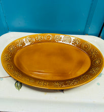 Load image into Gallery viewer, Plat gweini hirgrwn mawr amber brown Retro Portmeirion Totem o’r 70au / Retro amber brown Portmeirion Totem large oval serving plate from the 70s
