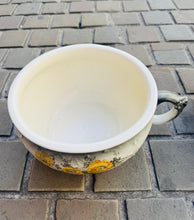 Load image into Gallery viewer, Pot pi pi seramig blodeuog Hynafol / Antique floral ceramic chamic pot
