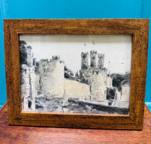 Load image into Gallery viewer, Cardyn print ‘Muriau Tref Caernarfon’ William Selwyn wedi ei arwyddo gyda pen inc gan yr artist a’i wraig wedi ei fframio / Framed William Selwyn ‘Muriau Tref Caernarfon’ card signed with an ink pen by the artist and his wife
