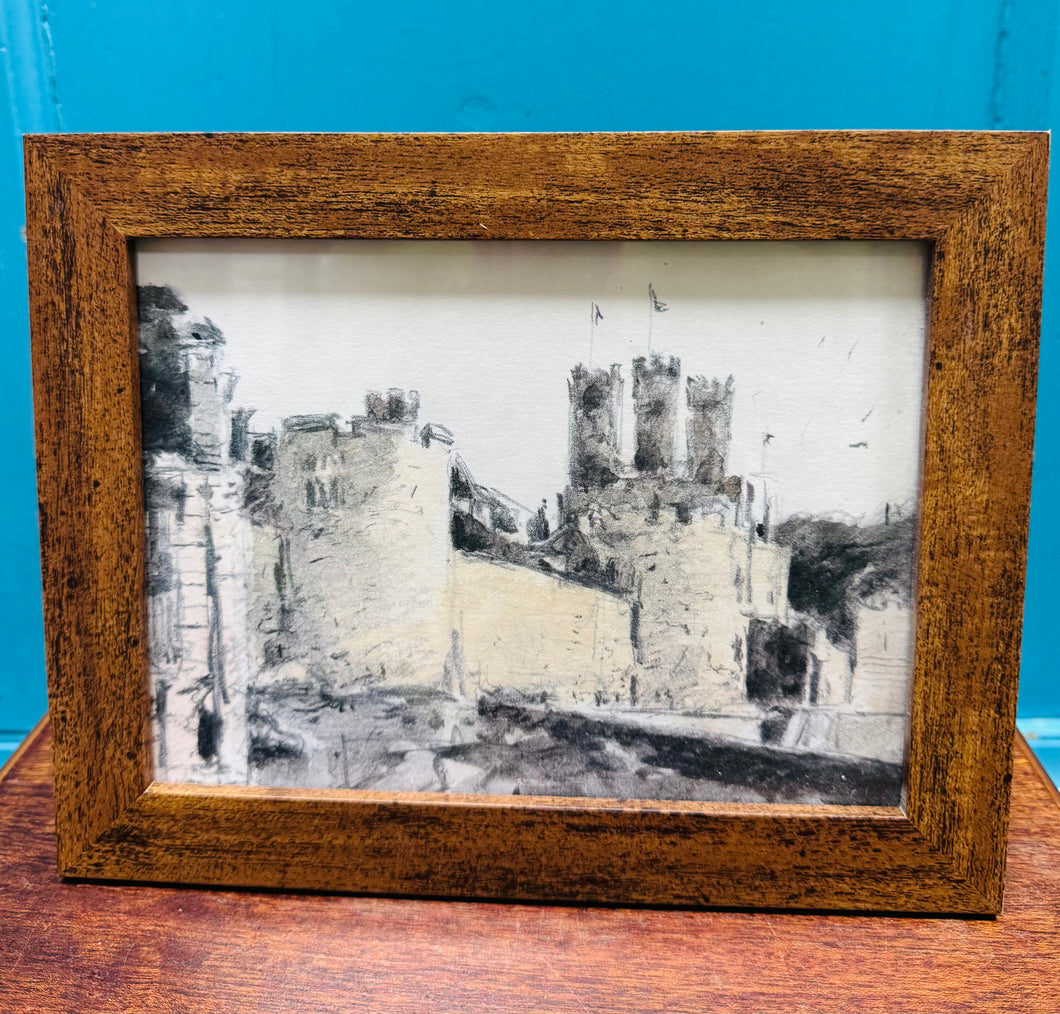 Cardyn print ‘Muriau Tref Caernarfon’ William Selwyn wedi ei arwyddo gyda pen inc gan yr artist a’i wraig wedi ei fframio / Framed William Selwyn ‘Muriau Tref Caernarfon’ card signed with an ink pen by the artist and his wife