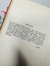 Load image into Gallery viewer, Argraffiad Cyntaf o nofel ‘Y Wisg Sidan’ gan Elena Puw Morgan o 1939 / First Edition copy of Elena Puw Morgan novel ‘Y Wisg Sidan’ from 1939

