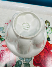 Load image into Gallery viewer, Mowld jeli porselin gwyn Hynafol Royal Winton Grimwades / Antique Royal Winton Grimwades porcelain white jelly mould
