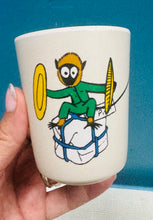 Load image into Gallery viewer, Cwpan melamine ‘Barbo Toys’ Vintage Pippi Hosan Hir / Vintage ‘Barbo Toys’ Pippi Longstocking melamine cup
