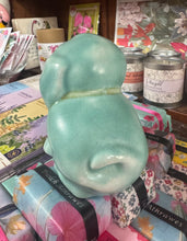 Load image into Gallery viewer, Ci Bonzo trist seramig gwyrdd Art Deco o’r 30au / Art Deco ceramic green Bonzo sad dog from the 30s
