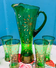 Load image into Gallery viewer, Set gwydr gwyrdd Vintage saith darn yn cynnwys jwg a chwe gwydr o ganol y ganrif ddiwethaf / Vintage 7-piece Mid Century drinking set featuring a green glass pitcher and six matching tumblers.
