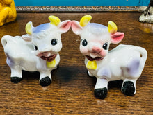 Load image into Gallery viewer, Potiau halen a pupur seramig Kitsch siâp gwartheg Jersey o Siapan yn y 50au / Japanese Kitsch Jersey cow shaped ceramic salt and pepper pots from the 50s
