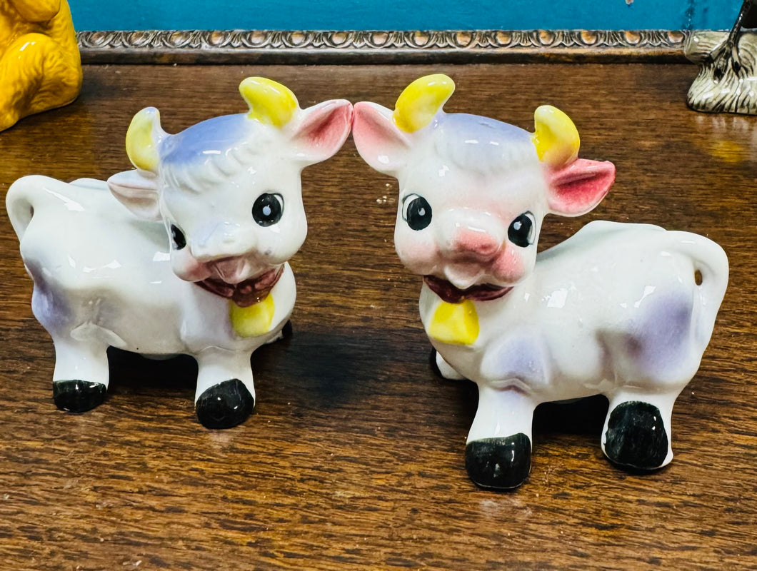 Potiau halen a pupur seramig Kitsch siâp gwartheg Jersey o Siapan yn y 50au / Japanese Kitsch Jersey cow shaped ceramic salt and pepper pots from the 50s