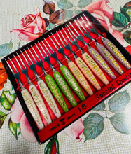 Load image into Gallery viewer, Ffyrc cocktail bychan Retro yn eu bocs gwreiddiol o’r 60au / Retro mini cocktail forks in their original box from the 60s
