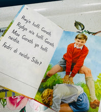 Load image into Gallery viewer, Llyfr Ladybird Cymraeg ‘Ymlaen a ni’ prin o 1969 / Rare Welsh ‘Ymlaen a ni’ Ladybird book from 1969
