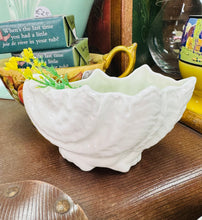 Load image into Gallery viewer, Dysgl fechan ‘bone china’ Coalpoart siâp cragen / White Coalport bone china small dish shell shaped
