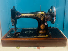 Load image into Gallery viewer, Peiriant gwnio Singer Hynafol o ddechrau’r 20fed Ganrif / Antique Singer sewing machine from the beginning of the 20th Century
