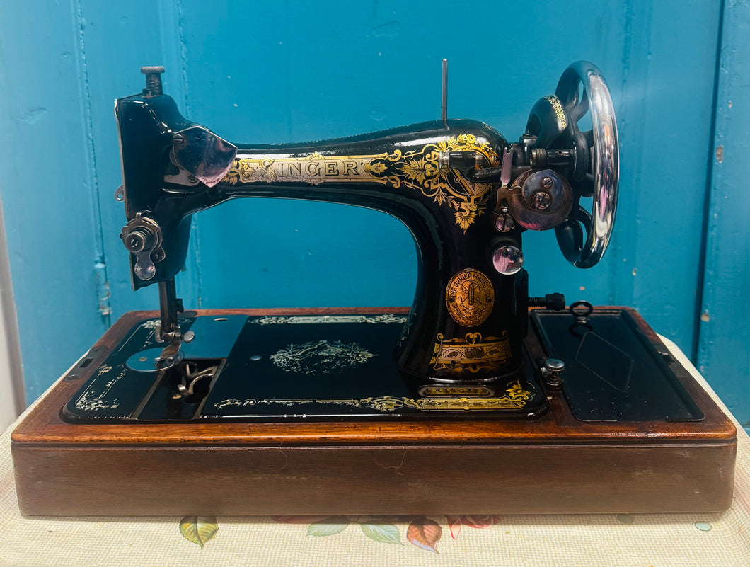 Peiriant gwnio Singer Hynafol o ddechrau’r 20fed Ganrif / Antique Singer sewing machine from the beginning of the 20th Century