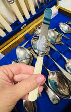 Load image into Gallery viewer, Set gytleri 24 darn Vintage ‘Viners Ltd' o Sheffield, o'r 1950au, mewn blwch pren / Vintage ‘Viners Ltd’ of Sheffield 24 piece Canteen of Cutlery from the 1950s in a wooden box
