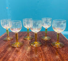 Load image into Gallery viewer, Set o chwe gwydryn bychan Vintage gyda choesau amber / Set of six small drinking glasses with amber stems
