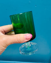 Load image into Gallery viewer, Set o 4 gwydryn gwyrdd Ffrengig Luminarc i’r 70au / Set of 4 green French Luminarc glasses from the 70s
