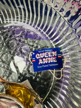 Load image into Gallery viewer, Powlen treiffl wydr fawr a llwy a fforc gweini Queen Anne Silver Plated Vintage o’r 70au yn eu bocs gwreiddiol / Vintage Queen Anne Silver plated large glass trifle bowl and serving spoons from the 70s in original box
