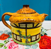 Load image into Gallery viewer, Tebot Burlington Ware 'Devon Cobb' Vintage siâp bwthyn / Vintage Burlington Ware 'Devon Cobb' cottage teapot

