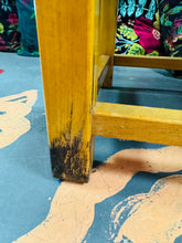 Load image into Gallery viewer, Stôl droed Vintage ffrâm bren a rattan gwyrdd a llwyd wedi’i wehyddu o ganol y ganrif ddiwethaf / Vintage green and grey Mid Century rattan woven wooden framed footstool
